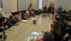 Los equipos de trabajo de ambos ministerios, junto a intendentes bonaerenses y representantes de cooperativas. FOTO: MAGyP