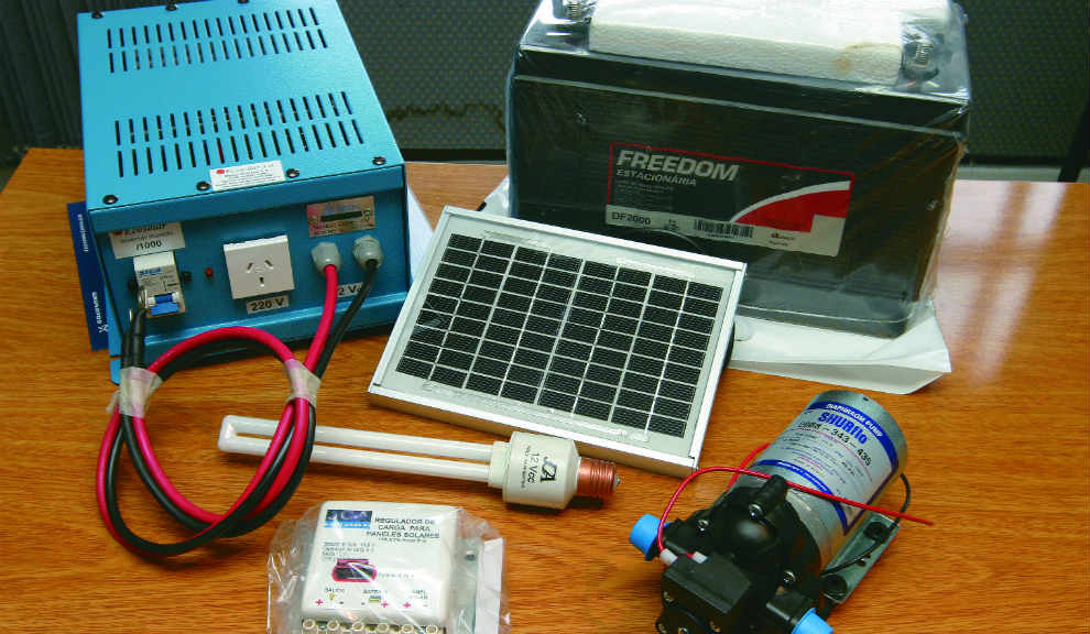 Kit básico fotovoltaico: BATERÍA, CARGADOR Y PANEL SOLAR, LAMPARA BAJO CONUMO DE 12 CVV Y BOMBA SUMERGIBLE SOLAR